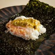 焼き蟹とたっぷりの蟹味噌を巻いた『手巻き鮨』は、鮨職人の経験を持つ橋本料理長ならではのスペシャリテ。蟹の甘みと蟹味噌のコク、歯切れよい海苔の風味が一体となったおいしさは格別。