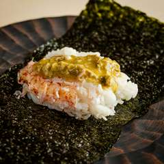 主張しすぎぬ酢飯との相性もよし『手巻き鮨』