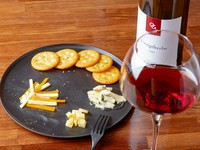ワインにベストマッチな3種のチーズを堪能できる一皿『3種のチーズ盛り合わせ』