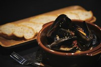 新鮮なムール貝を、ワインで蒸したシンプルな一品『ムール貝のオチガビワイン蒸し（クラッカー付き）』