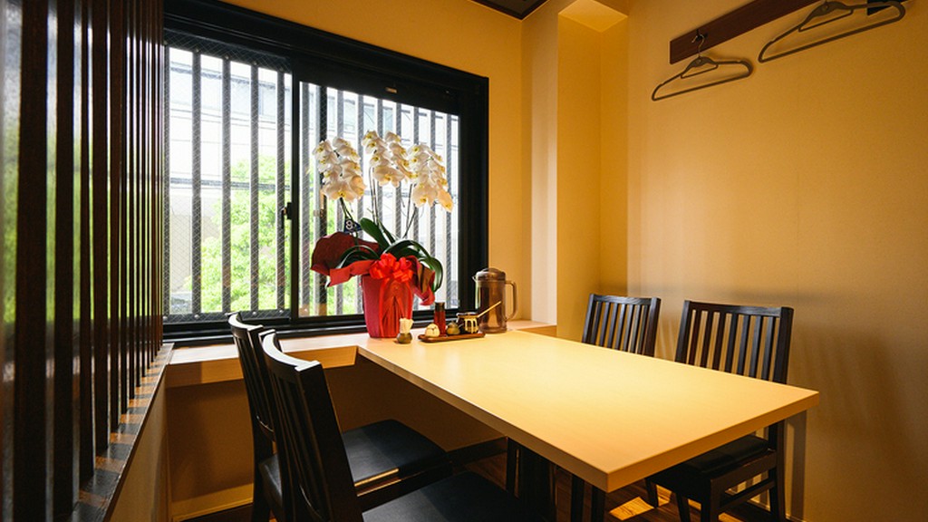 満ち足りた食事の時間を楽しみ、笑顔溢れる素敵なひと時