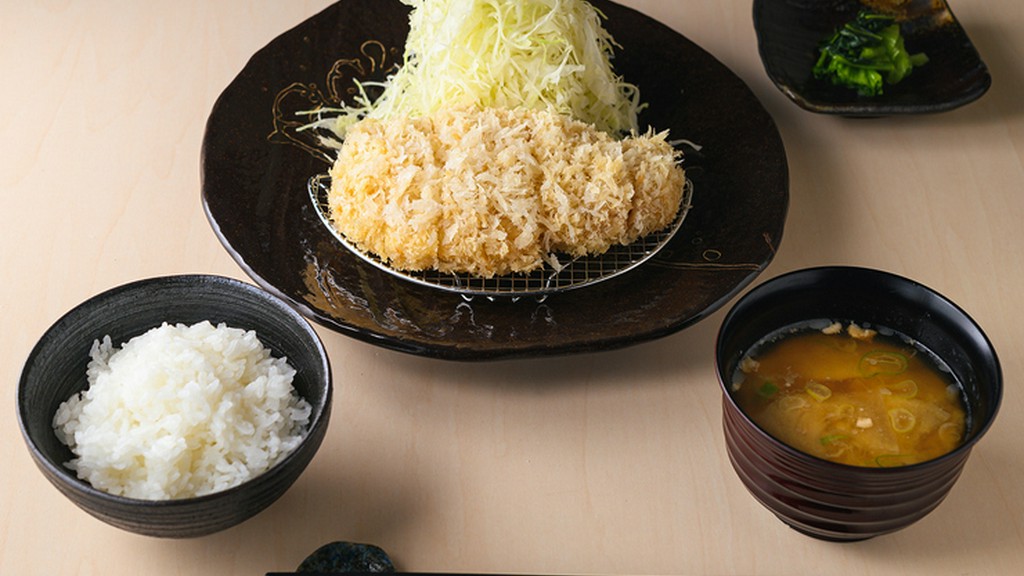 美しい白色に包まれた肉もジューシーさも満喫『ロースかつ定食』