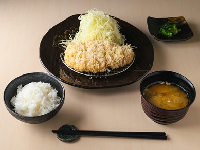 美しい白色に包まれた肉もジューシーさも満喫『ロースかつ定食』