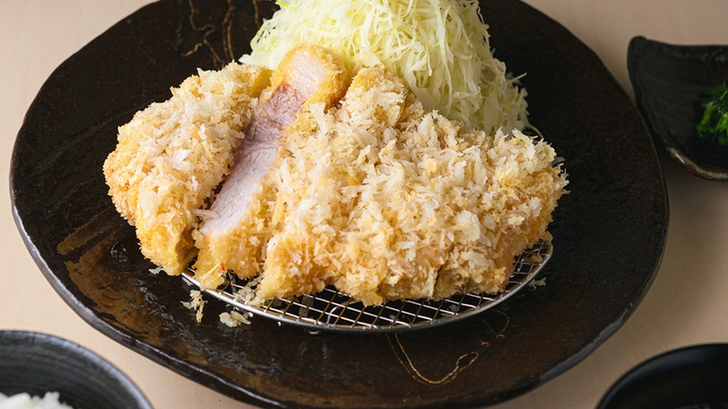 肉の強い旨みが口の中へと広がる『リブロースかつ定食』