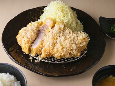 肉の強い旨みが口の中へと広がる『リブロースかつ定食』