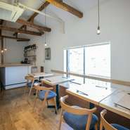 ジャンルにとらわれない料理だけでなく、ゲスト視点での自由度も尊重しているお店。全30席のくつろぎの空間は、デートや友人同士、大切な家族との食事など、幅広い利用ニーズを受け入れてくれます。