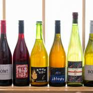 ワインはソムリエが料理に合わせてセレクト。特に自然派ワインの品揃えに力を入れており、国産を中心に珠玉の銘柄を取り揃えています。日替わりで提供されるグラスワインもまた、ワイン好きにはたまらない要素です。
