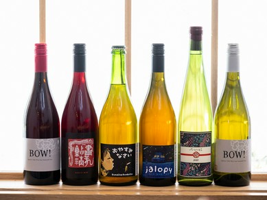 ソムリエによる厳選ワイン。自然派ワインの品揃えに自信アリ