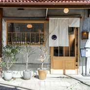 東北沢駅より徒歩1分と立地に恵まれながらも、ゆったりと羽をのばせる隠れ家的な一軒。和の温もり漂う空間でリラックスしつつ、季節の料理やお酒を気ままに楽しんでみませんか。