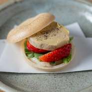 コースの前菜としても提供されている、可愛らしいサイズの最中。写真はフォアグラ・白花豆餡・苺の最中。季節によって異なる食材の組み合わせも楽しい逸品です。気軽に小さな旬を味わってみませんか。