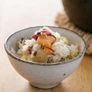 彩り・香りと、季節の食材たちの魅力が凝縮された土鍋炊きご飯。写真は、サクラマスと蕗と桜の花の組み合わせ。内容は月ごとに一新されるため、今日巡り合う逸品に、想いを馳せることも楽しいメニューです。