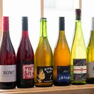 ワインは、ソムリエが【つぐみ】の料理に合わせてセレクト。自然派ワインにのみこだわり、国産を中心に選りすぐりのワインをピックアップ。料理をさらに味わい深くしてくれます。