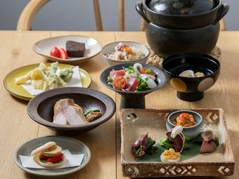 四季の恵み満載のコース料理。掲載メニューは一例となります。