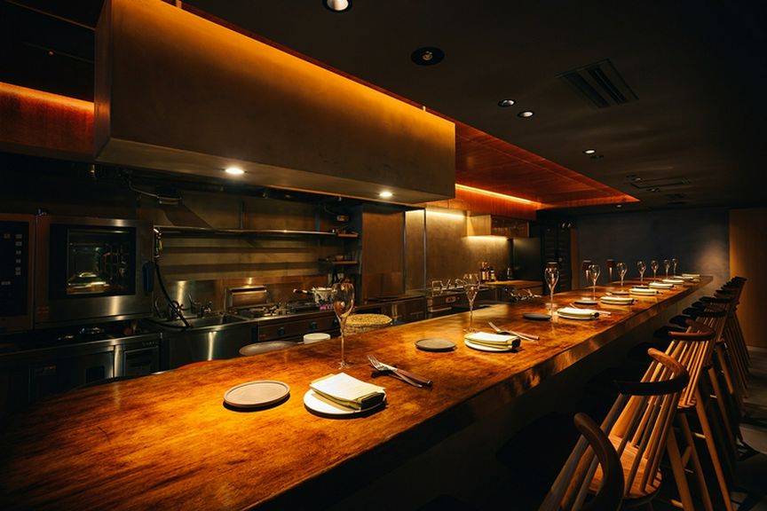 名人の手による漆塗りのカウンターが和の趣を漂わす