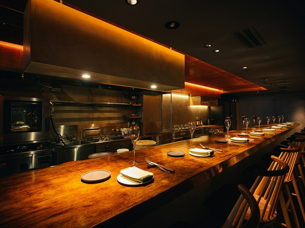 名人の手による漆塗りのカウンターが和の趣を漂わす