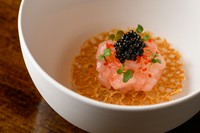 キャビアをトッピングした甘海老の下には蕎麦粉のチュイールを敷き、さらにその下に水茄子を忍ばせた一品。ねっとりした甘海老の食感とサクサクした歯触りのチュイールに水茄子のみずみずしさがバランスよくマッチ。