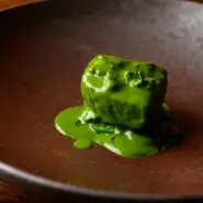 頬肉は香草とともにやわらかくなるまで煮込んだ後、表面をカリッと焼き上げています。ここに木の芽と花山椒でつくった色鮮やかなソースを纏わせています。旬の和素材を用いることで肉料理にも季節感を与えた逸品。