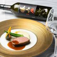 日本酒の魅力を海外でも伝えてきた「勝山酒造」の手腕が活きる、日本酒・ワインのペアリングコースが評判。コースの各皿と相性が良いお酒を組み合わせ、その相乗効果で素晴らしいマリアージュの世界に誘います。