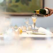 店の隣に建つ土蔵はワインセラーとなり、【勝山館】から引き継いだ世界各国のワインをきめ細やかに保管。ペアリング、グラス、ボトルで楽しめます。勝山館時代から活躍するソムリエの門馬氏のセレクトの妙も抜群！