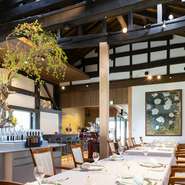 城下町・上杉のランドマークとして愛される「勝山酒造」の旧蔵を改築。吹抜け天井の大きな梁、大理石の床、【勝山館】から受け継いだ宮地房江氏の草木染の作品など、多様な要素が融合した美しい空間で憩えます。
