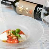 2023年のオープン以来、ビジネスシーンでも重宝する店として人気上昇中。地元食材で紡ぐコース料理、伊達家御用蔵の日本酒が揃い、県外のゲストをもてなす場にもオススメです。広い完全個室もあります。