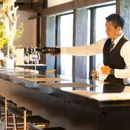 店内の一画にはバーを設え。予約なしで気軽に立ち寄れ、グラス1杯から思い思いにくつろげます。一杯×一品のペアリング、勝山のお酒の飲み比べセットなどが充実。一人で静かに飲みたいときにも理想的です！