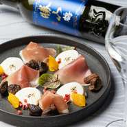 ［一杯×一品］の人気メニュー。バゲット付き。『モッツァレラ、生ハム、ドライフルーツ』料理のみは1870円。
常時、5種類ほどの［一杯×一品］メニューを用意。
詳細は店舗でご案内します。
