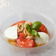 フレンチを軸に和の要素を織り込んだ前菜の数々は、日本酒やワインとの相性が抜群！写真の例は夏季の『カッペリーニ』。蔵王町のチーズ工房Mozzao（モッツァオ）のモッツァレラの持ち味が活きるスペシャリテの一つ。