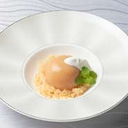 シェフ特製のデザートも評判のおいしさ。写真の例は『桃のコンポート』。シェフの故郷、福島県伊達市の最高品質の桃を使い、季節の果物の持ち味をサプライズ感と共に表現。その楽しさと醍醐味はぜひお店でどうぞ！