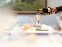 東北有数のワインコレクションの中から、飲み頃をオンリスト。詳細は店舗でご案内。グラス 1320円～、ボトル  7700円～。スパークリング・ボトル 6600円～、シャンパーニュ・ボトル 14300円～。