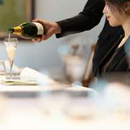 杜の都の食文化を牽引する勝山企業が2023年、新たな食の舞台をオープン。フレンチを軸とする季節のコース料理に、日本酒やワインを合わせるペアリングが評判です。料理とお酒の相乗効果が生む、感動の美味をぜひ！