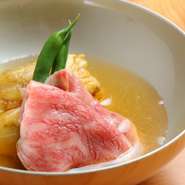 三大和牛の一つである最高級の神戸牛を使用した特選しゃぶしゃぶ。匠の生産者の旨みのたっぷり詰まった旬のおいしい野菜と最高級の神戸牛を味わえる一皿となっています。