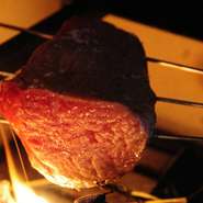 焼き物をはじめ神戸牛を使った多彩な調理法で見せる肉料理