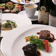 アミューズからメイン、デザートまで、素材や調理法にこだわった本格フレンチを堪能できるペアディナーコースは特別な日のお食事にも最適。記念日利用の方にはデザートプレートにメッセージお付けいたします。