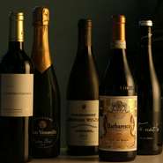 本格フレンチにワインを合わせて、素敵なディナータイムを。シェフが厳選した各国のワインを揃えております。おすすめはお気軽におたずねください。