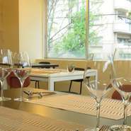 2階は海を思わせるエーゲブルーを基調とした開放感あふれる空間が広がります。シーンに応じてレイアウト調整が可能。奥にはカーテンで仕切れるお座敷もあり、半個室としてご利用いただけます。