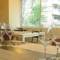 スタイリッシュで開放的な2Fフロア