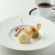 人数に応じてテーブルレイアウトの調整が可能なため、シーンに合わせた柔軟なご利用が可能です。ベビーカーでのご来店時はスタッフがお手伝いしますので、小さなお子様連れのママ会にも安心してご利用いただけます。