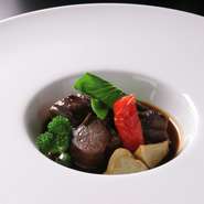 時間を惜しまずじっくりと煮込んだ牛ホホ肉。深みのある赤ワインソースに自家製フォンドボーが旨味を添えます。口の中でとろけるような食感と、濃厚でまろやかな味わいが魅力の逸品です。