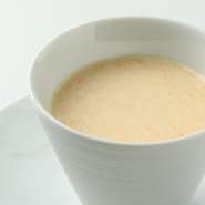 素材の味をそのまま活かした優しくも力強い一品。余計なものは一切加えず野菜本来の甘みと香りを丁寧に引きだしている。飲むというより、食べる感覚のスープ。一口ごとに素材の持つ豊かさをじっくり感じてください。