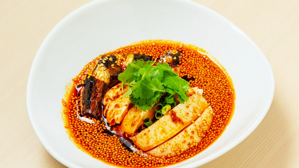 よだれ鶏　柔らか但馬鶏の四川香辣ソース　パクチーを添えて