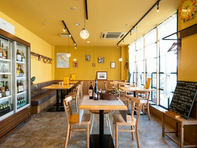 開放感を与えてくれるカジュアルな店内