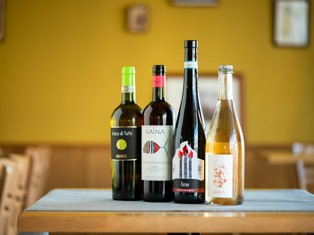 40～50種の豊富なワイン。当日のオススメもあり