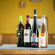 その日オススメの前菜やメインディッシュと楽しみたいワイン。ボトルワインは、イタリア産を中心に40～50種類のイチオシワインを取り揃えています。当日のオススメワインはスタッフまで確認を。