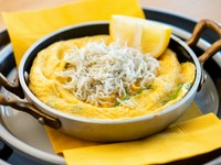 甘唐辛子を添えた半熟卵のオムレツ。しらすの食感が心地良いアクセントになります。