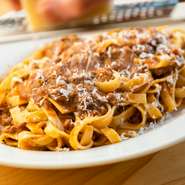 生地から手づくりしたパスタは、お店自慢の逸品。写真はタリアテッレを使ったボロネーゼ。トマトソースとワインの豊かな風味に、牛豚合い挽き肉で食べ応え抜群です。
