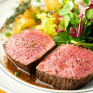 当日オススメのお肉を使ったメインディッシュ。写真は「信州プレミアム牛」を使用した赤身肉のロースト。日によってメニューの内容は異なるので、来店時はぜひチェックを。