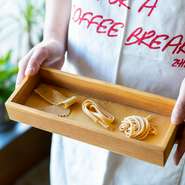 生地から手づくりした自家製パスタは、お店の名物メニュー。使用する食材に合わせて、厚みや太さの異なる麺をセレクト。パスタというテーマでも、食材ごとの組み合わせによって、多彩なメニューを楽しめます。