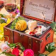 誕生日や記念日などお祝い事にオススメです！宝箱でサプライズにぴったりなデザートをご用意いたします！


