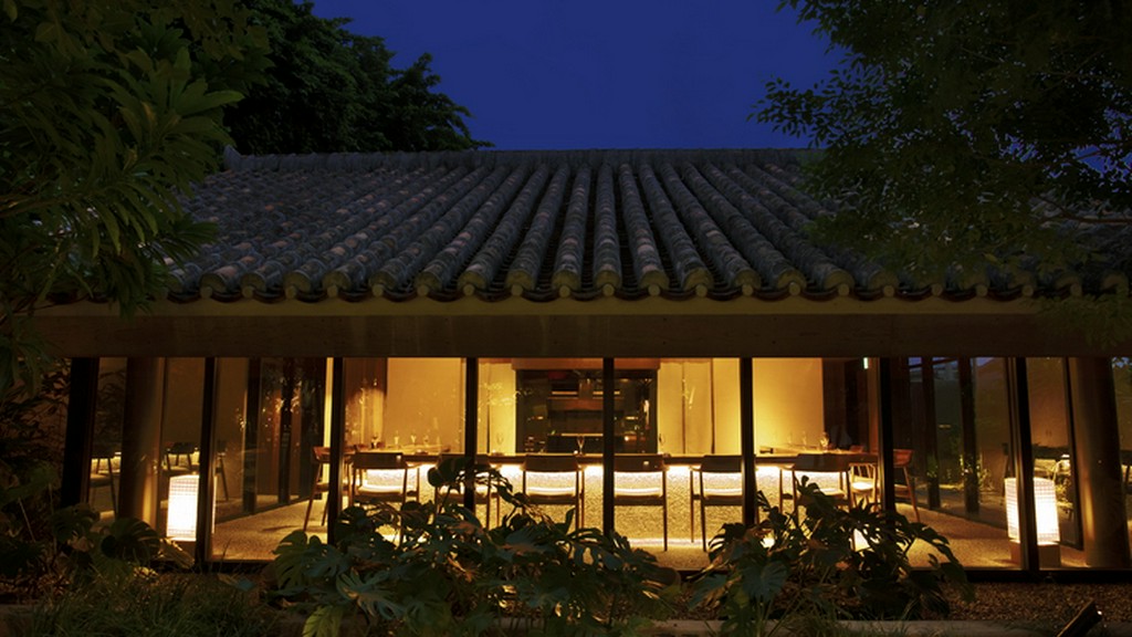 木々が優しく包み込む、琉球赤瓦が印象的な離れ